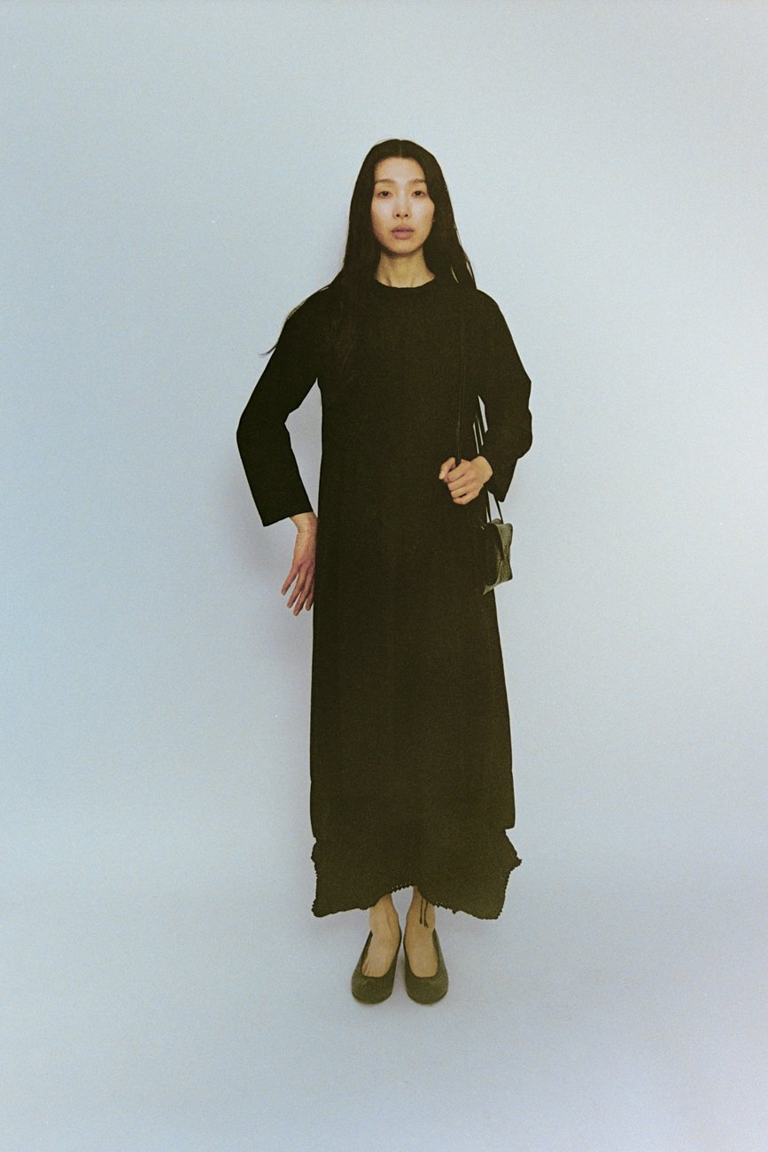 Dress with classic frilled collar and pleats in the front. Made of silk-cotton broadcloth.