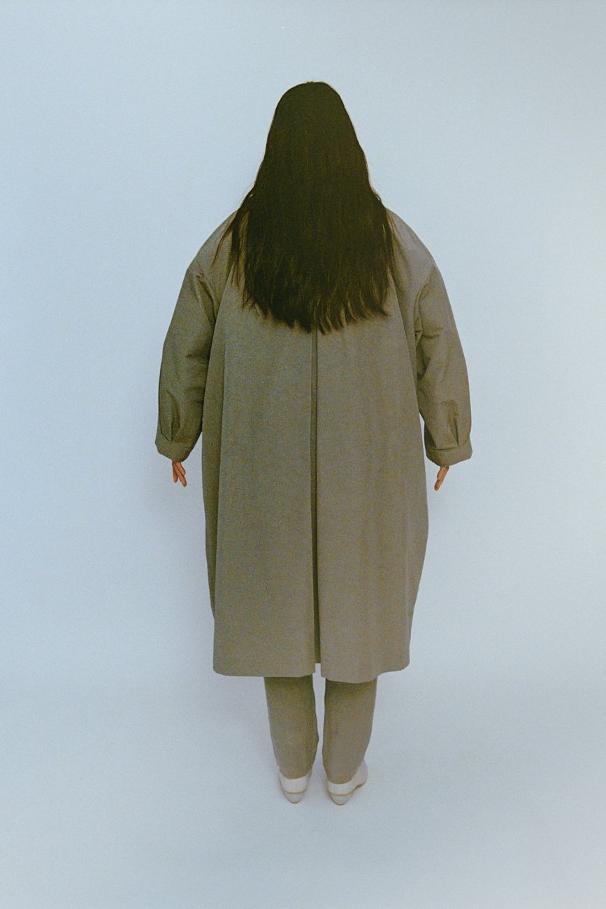 Classic dress coat with large collar and cuffs with three-dimensional darts.