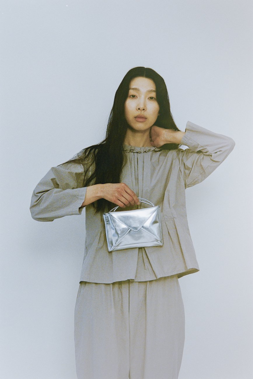 Fulgent silver leather envelope purse.