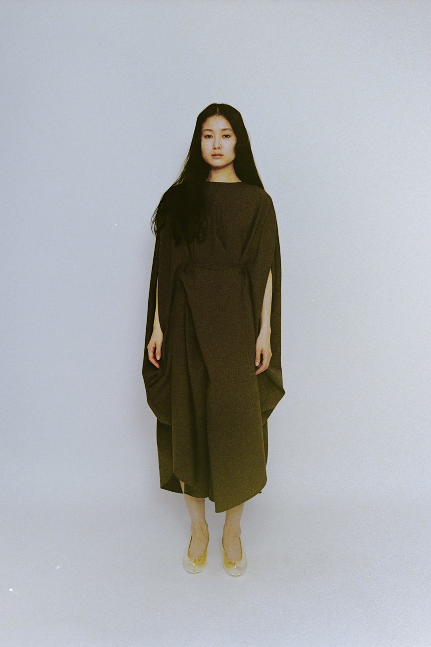Circular wrapped dress with a beautiful silhouette. Made of cotton cashmere.