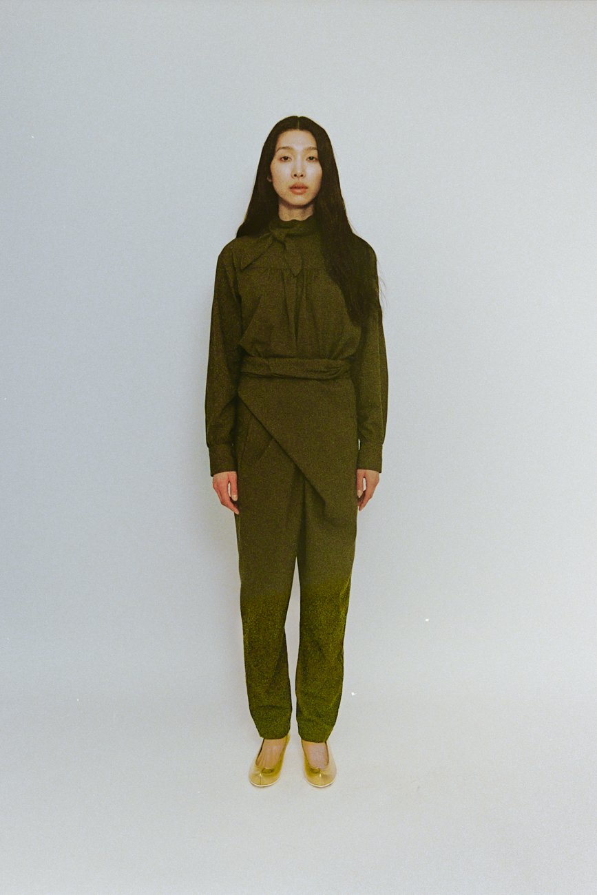 Shirt with small scarf. Basic wrapped pants. Made of cotton cashmere.