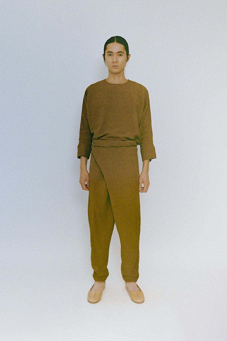 Dolman sleeve top with cuffed sleeves. Basic wrapped pants. Made of linen viscose canvas.