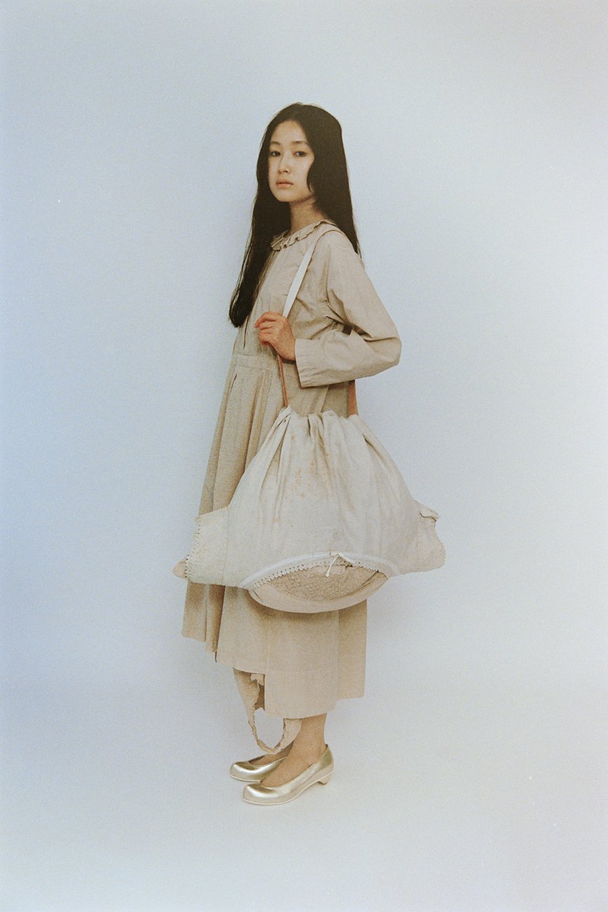 Dress with classic frilled collar and pleats in the front. Made of silk-cotton broadcloth.