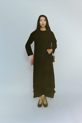 Dress with classic frilled collar and pleats in the front. Made of silk-cotton broadcloth.