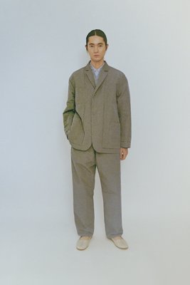 Folk dress pants with pleated tucks in the front. Made of cotton-nylon linen ramie.