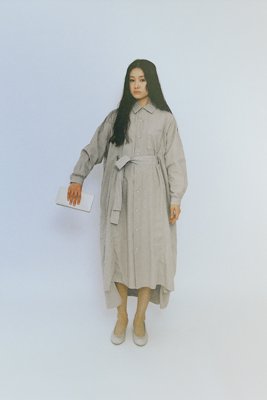 Big silhouette open-collared shirt dress with a belt to mark the waist in the center of the front.