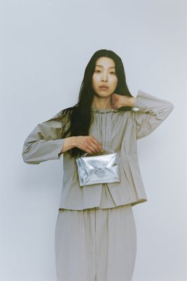 Fulgent silver leather envelope purse.