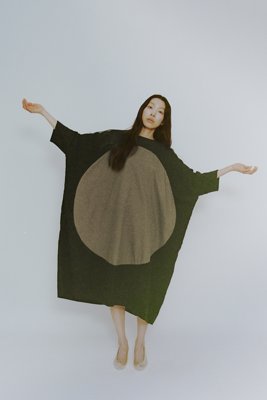 Circle-patterned square □○ dress. Front is made of linen wool and the circle-patterned is made of cotton cashmere.