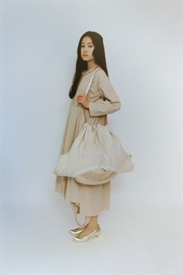 Dress with classic frilled collar and pleats in the front. Made of silk-cotton broadcloth.