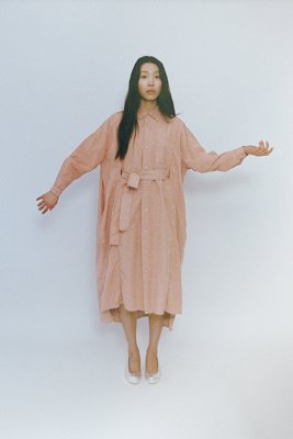 Big silhouette open-collared shirt dress with a belt to mark the waist in the center of the front.