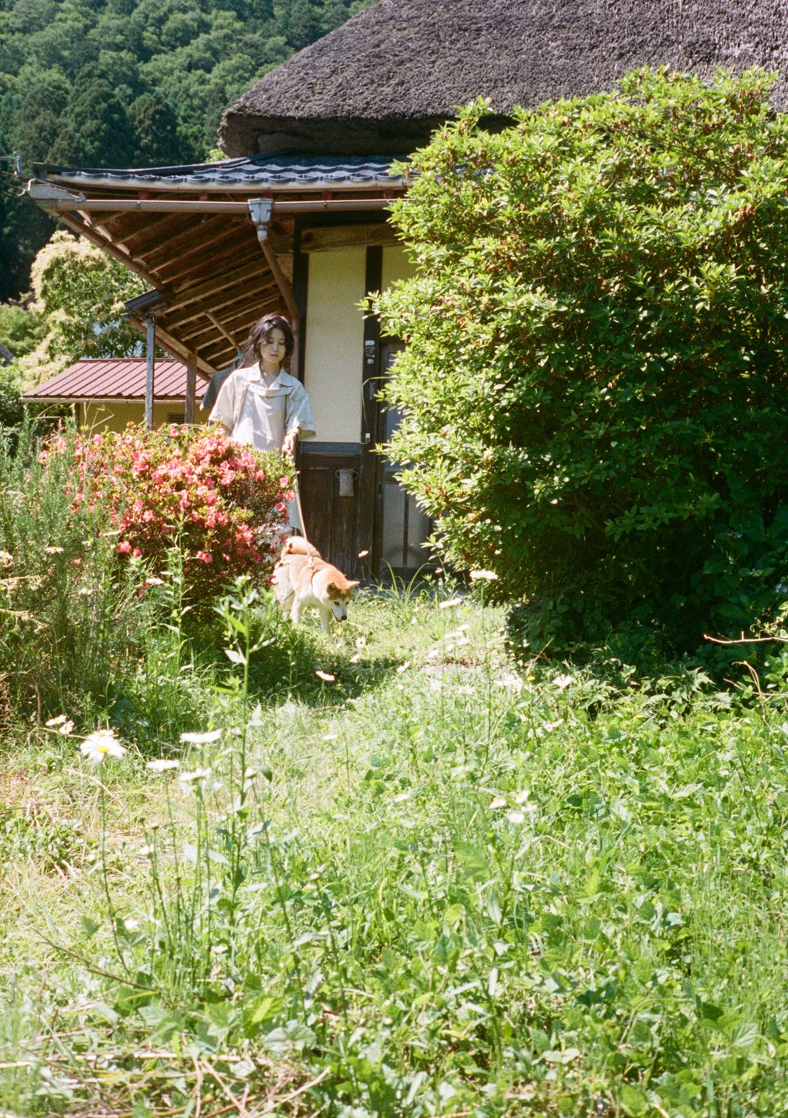 Nanao wearing citron ash-colored pillowcase long dress