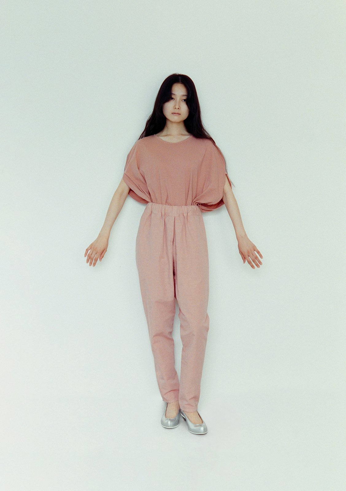 Tanguis cotton rose crystal-colored circular t-shirt and organic cotton broadcloth tattuke pants