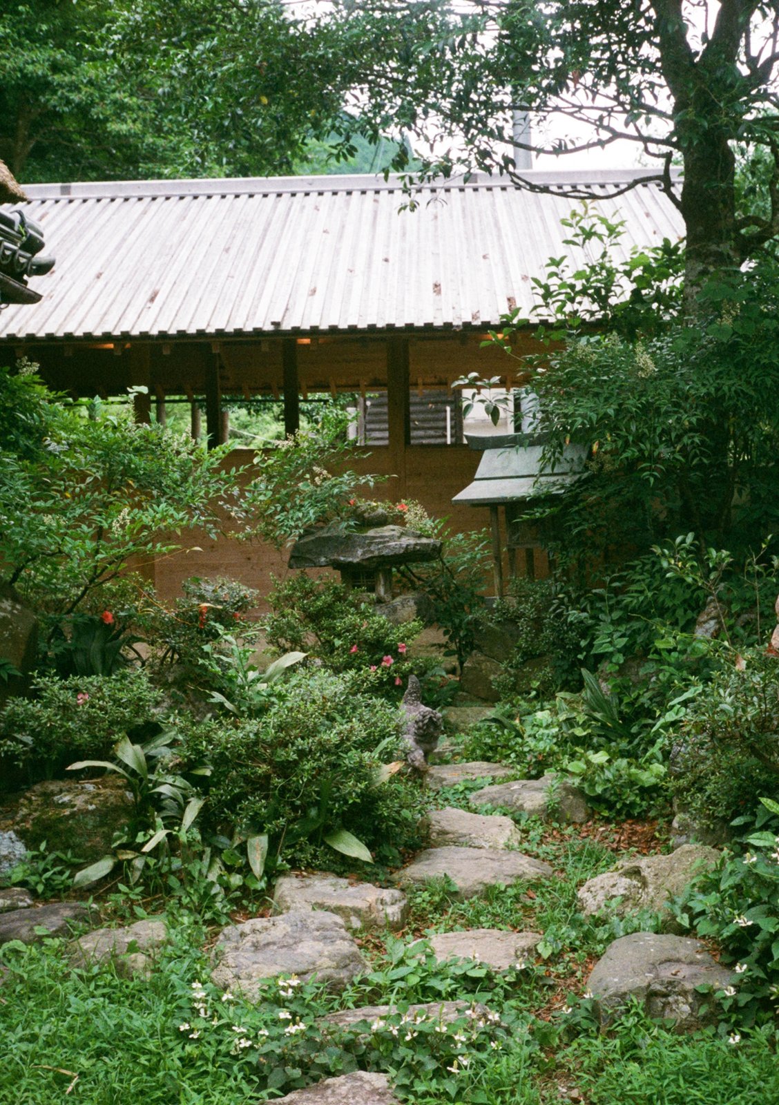 Horse stables with a series of openings like those in the Heian period
