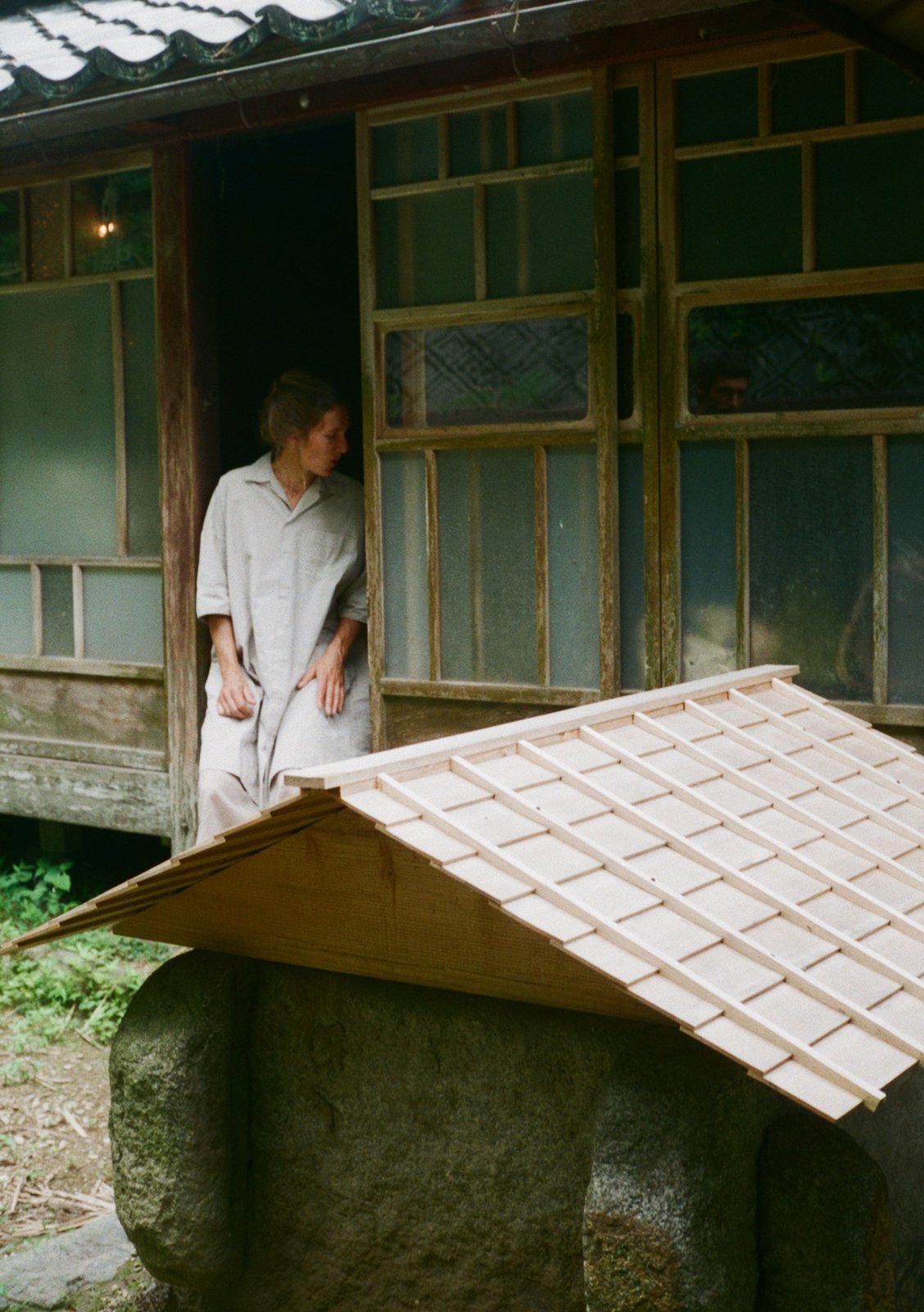 Water well with cedar roof, Mélanie sitting on the engawa, Organic cotton broadcloth violet ash-colored open collar shirt dress